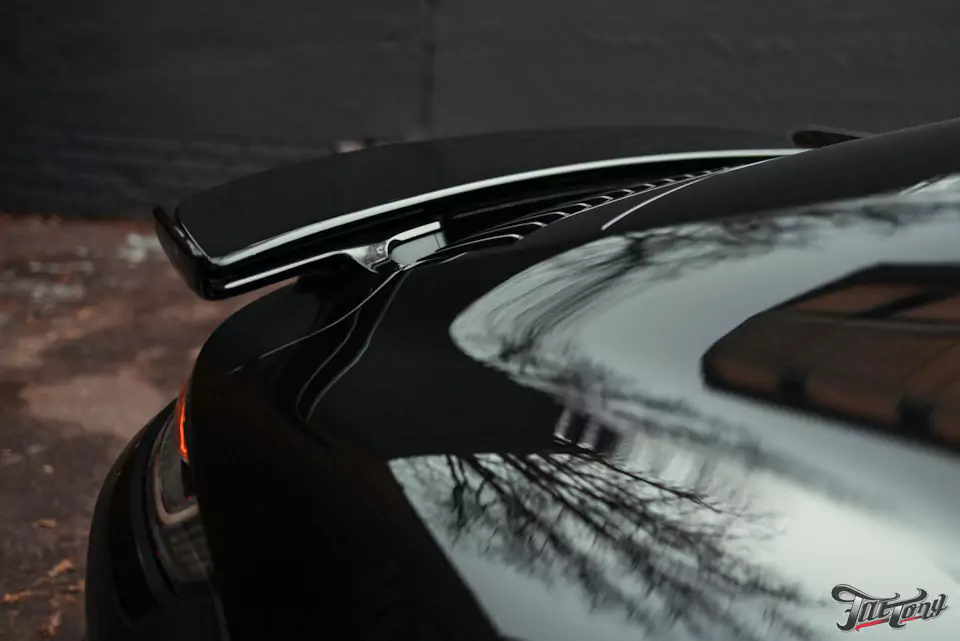 Оклеили кузов и глянец в салоне Porsche 911 полиуретаном, очистили кожу и покрыли керамикой